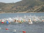 Triatlón comienzo carrera a nado.